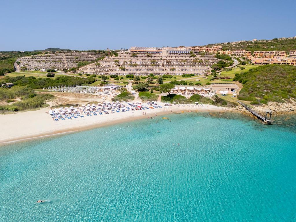 Mangia's Sardinia Resort piekrastē ar skatu uz kristāldzidru ūdeni