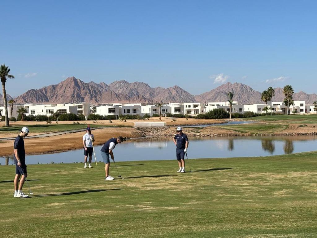 Golfa spēlētāji, kuri spēlē pie Pickalbatros Golf Luxury Suites