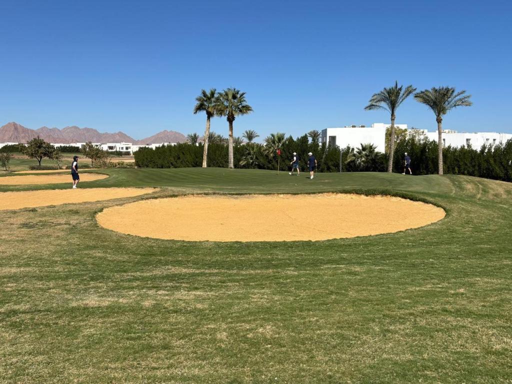 Golf spēlētāji uz Pickalbatros Golf Luxury Suites laukuma