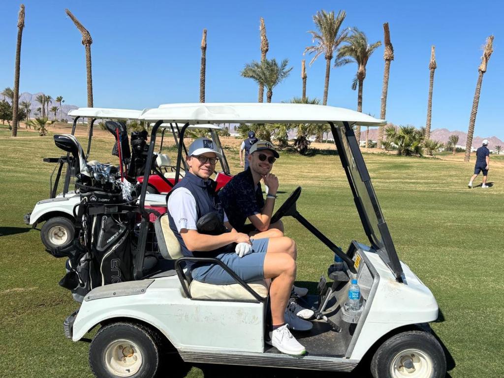 Divi golfa spēlētāji viesnīcas Pickalbatros Golf Luxury Suites golfa laukumā.