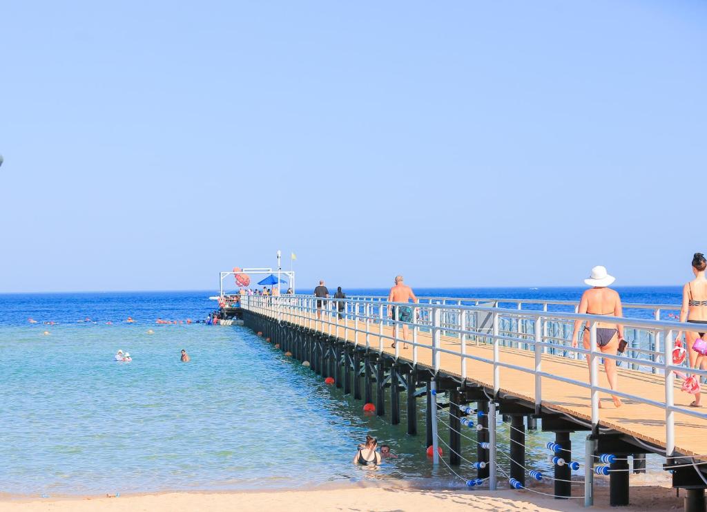 Skats uz pludmales piestātni pie Pickalbatros Palace Sharm El Sheikh.