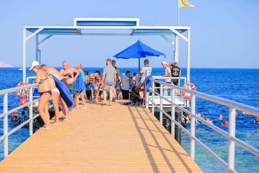 Pickalbatros Palace Sharm El Sheikh piestātne ar tūristiem pie jūras