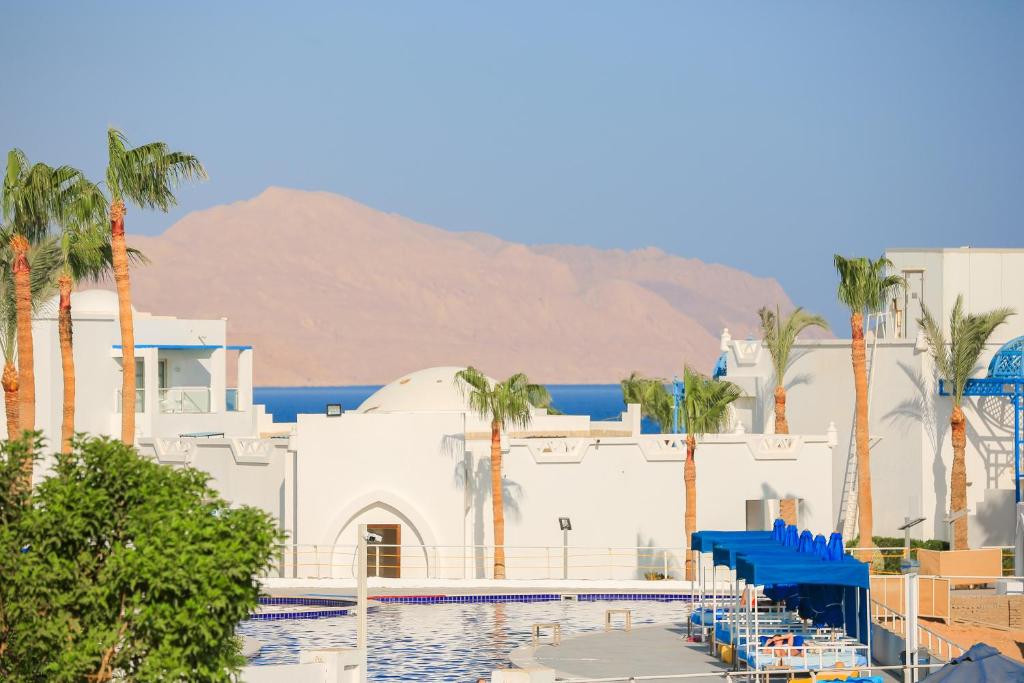 Pickalbatros Palace Sharm El Sheikh piekrastes skats ar kalniem fonā.