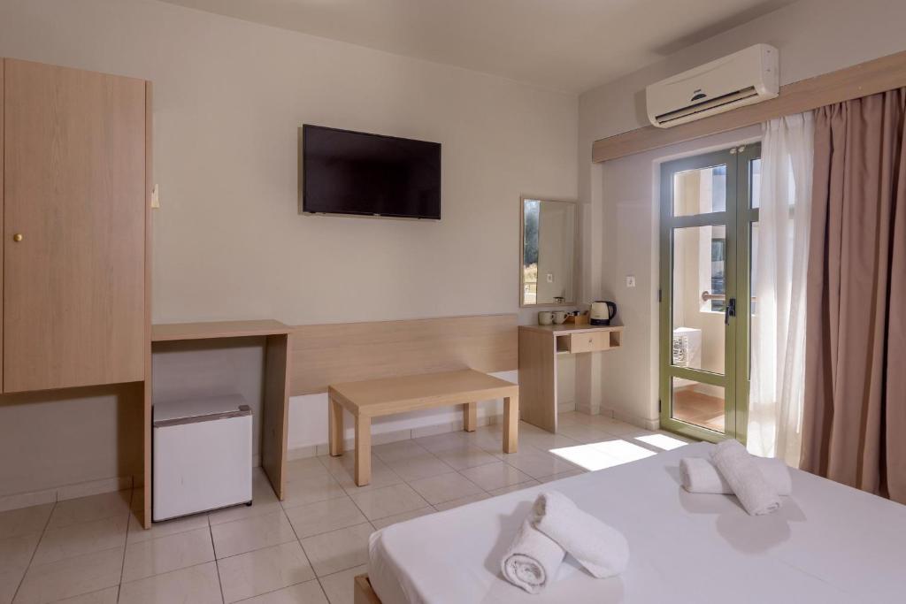 Viesnīcas Zeus Hotels Ydoria Resort numurs ar televizoru un balkonu