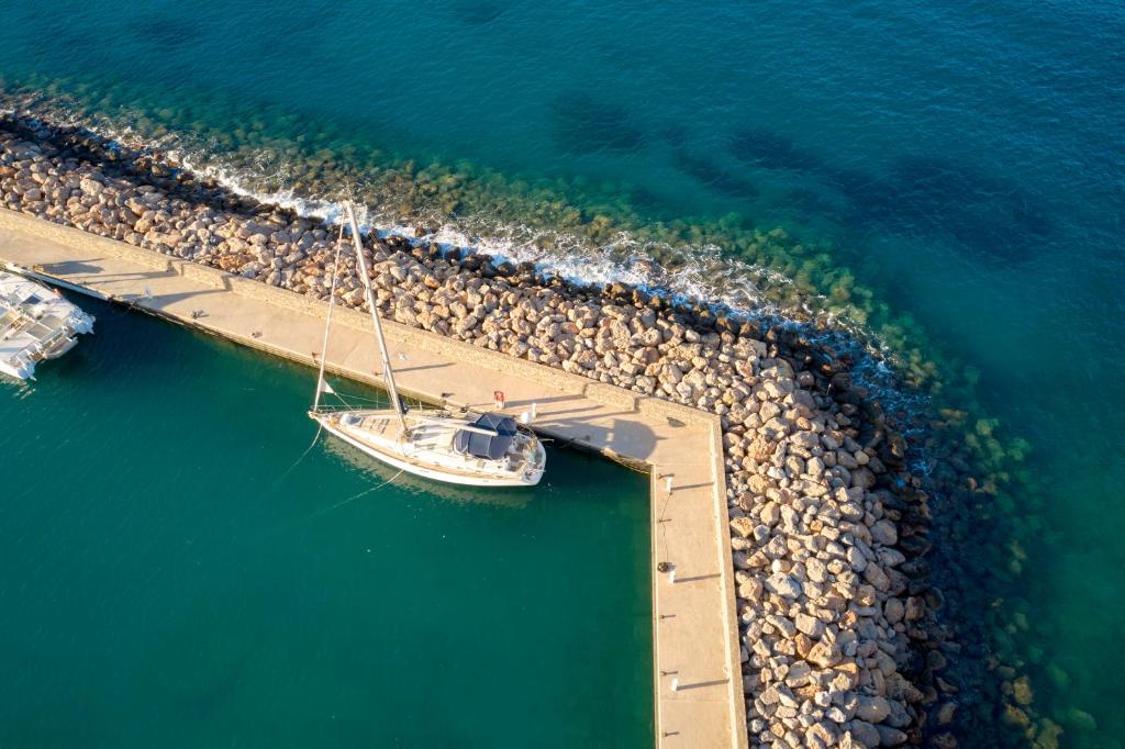 Skats uz jahtu un ostu pie Mirabello Bay Luxury Resort