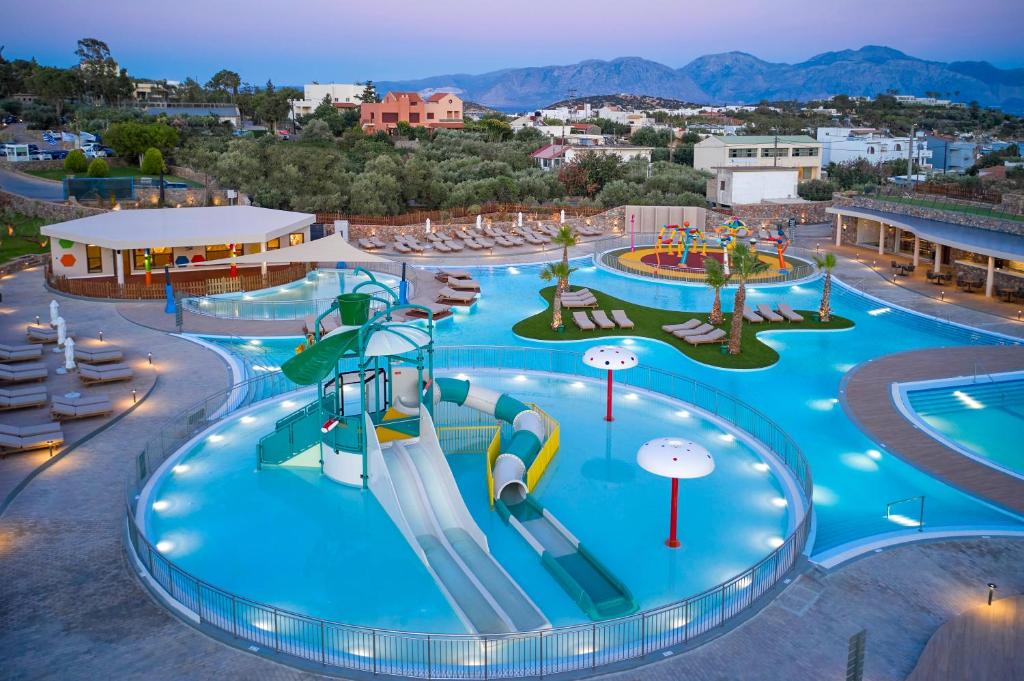 Mirabello Bay Luxury Resort baseins ar slidkalni un atpūtas zonām