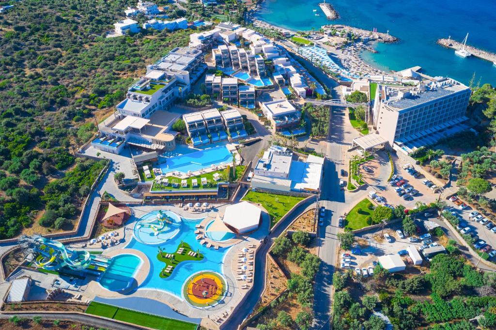 Skats uz Mirabello Bay Luxury Resort un apkārtējo teritoriju piekrastē.