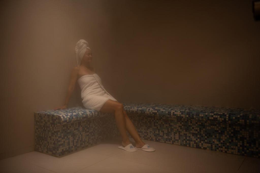 Sieviete relaksējas tvaika pirtī Sea Coast Resort Halkidiki