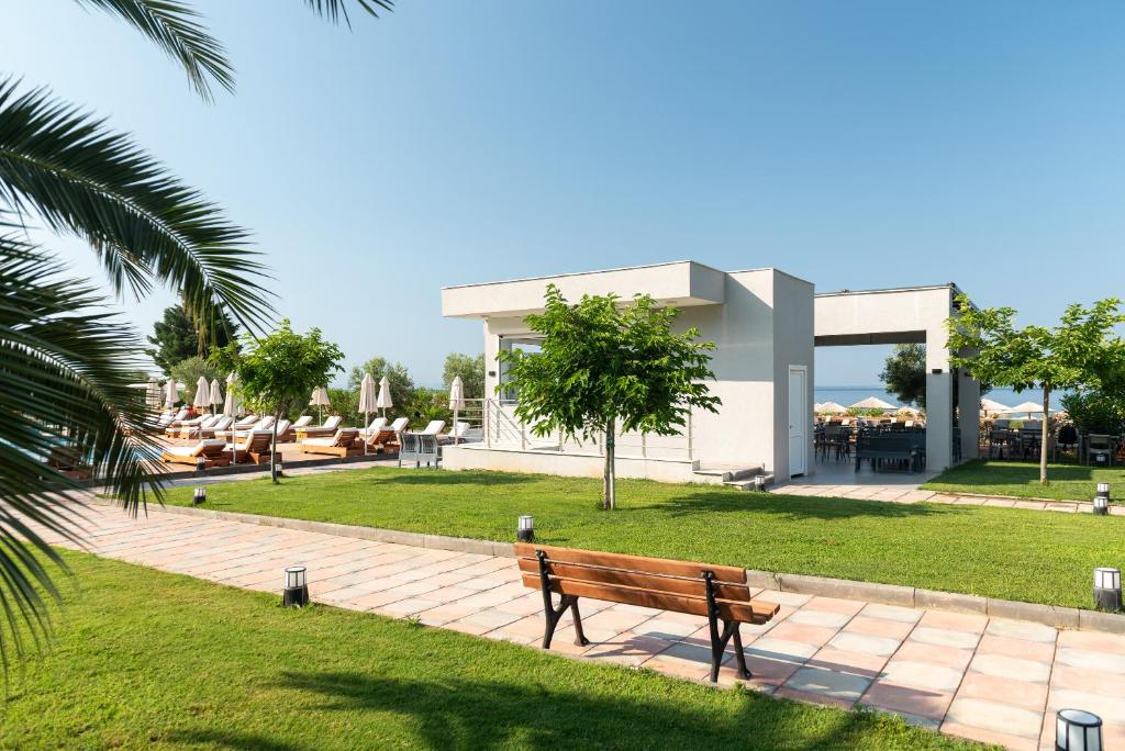 Sea Coast Resort Halkidiki atklātais restorāns piekrastē ar saulessargiem