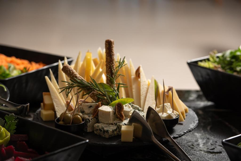 Siera plate ar dažādām siera šķirnēm Sea Coast Resort Halkidiki