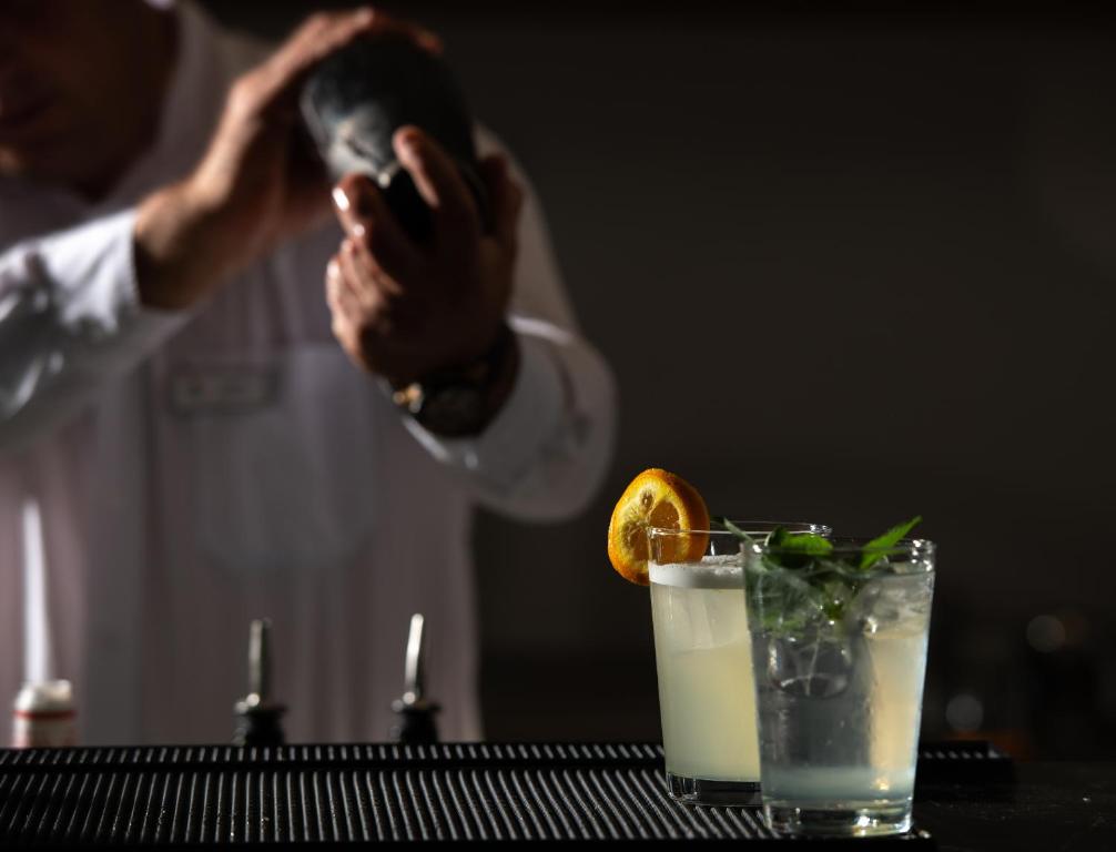 Barmenis gatavo kokteili pie Sea Coast Resort Halkidiki.