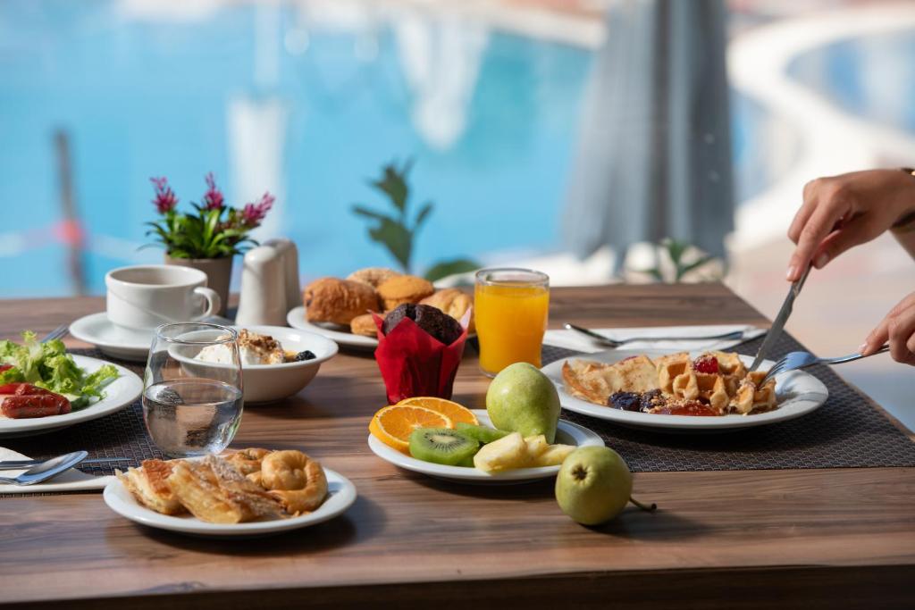 Brokaļu galda klāšana ar dažādām uzkodām pie Sea Coast Resort Halkidiki