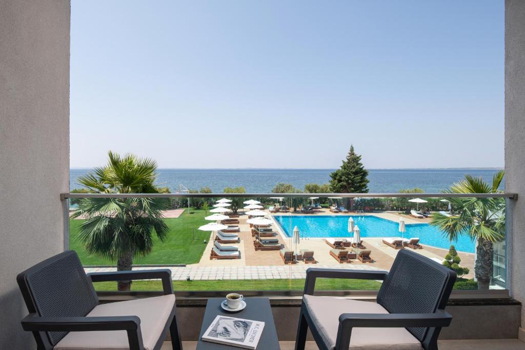 Skats uz baseinu un piekrasti no Sea Coast Resort Halkidiki balkona.