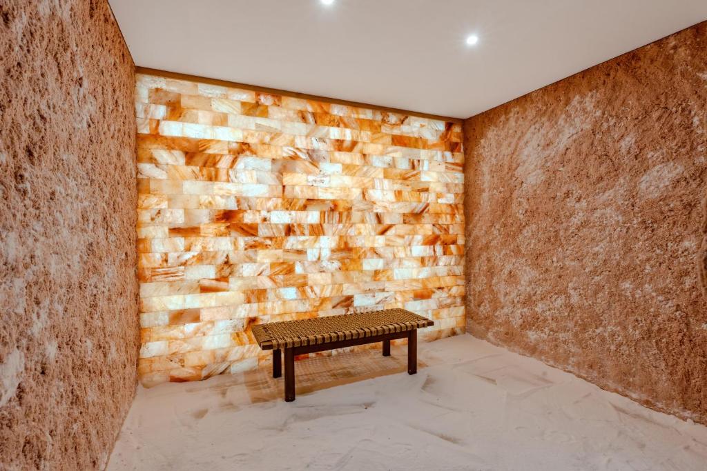 Sāls terapijas telpa Bergiz Hotels & Resort Kemer ar siltu gaismu