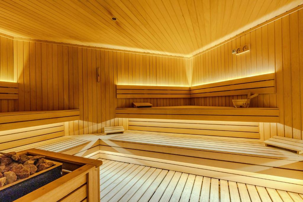 Sauna ar koka apdari un relaksējošu apgaismojumu Bergiz Hotels & Resort Kemer.