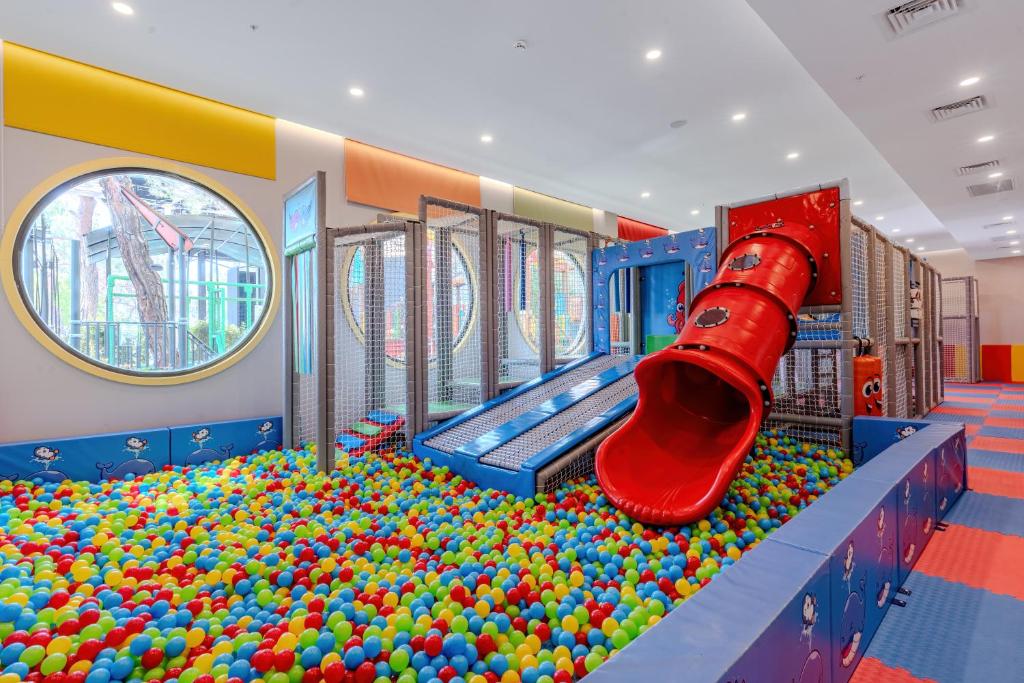 Bergiz Hotels & Resort Kemer bērnu rotaļu laukums ar krāsainām bumbiņām