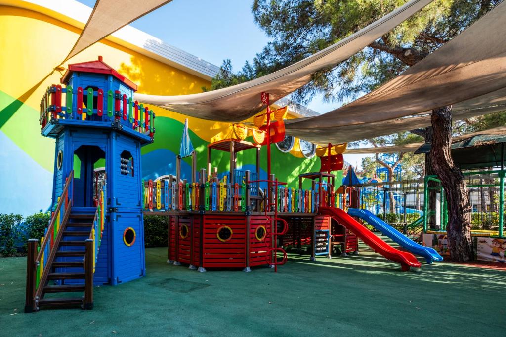 Bergiz Hotels & Resort Kemer bērnu rotaļu laukums ar krāsainiem elementiem.