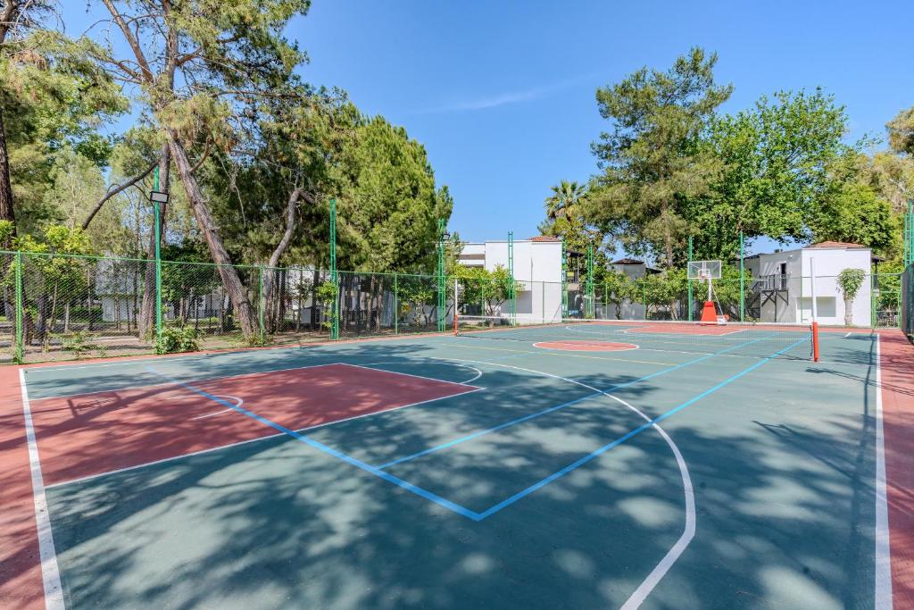 Basketbola laukums pie Bergiz Hotels & Resort Kemer, apkārt koki.