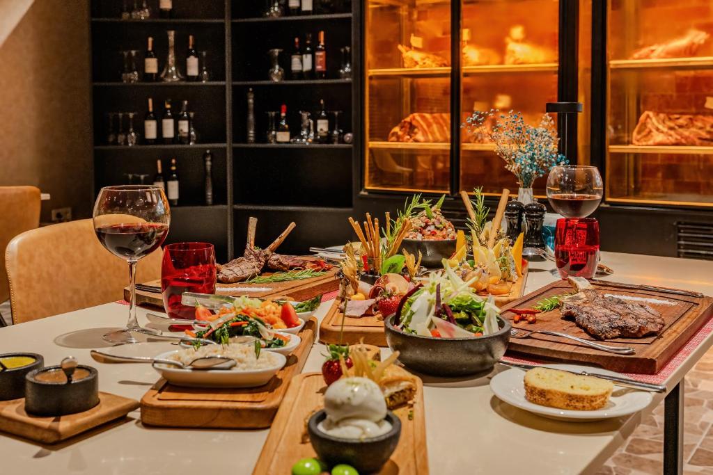 Gourmet maltīte Bergiz Hotels & Resort Kemer, izsmalcināti ēdieni un vīns.