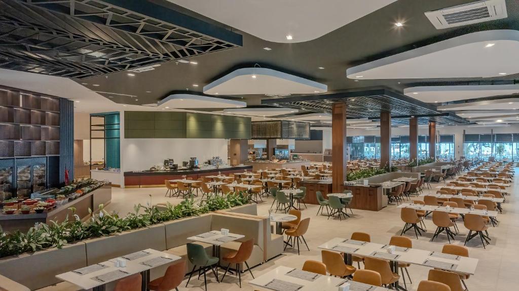 Moderns restorāns viesnīcā Bergiz Hotels & Resort Kemer ar plašu sēdvietu izvietojumu.