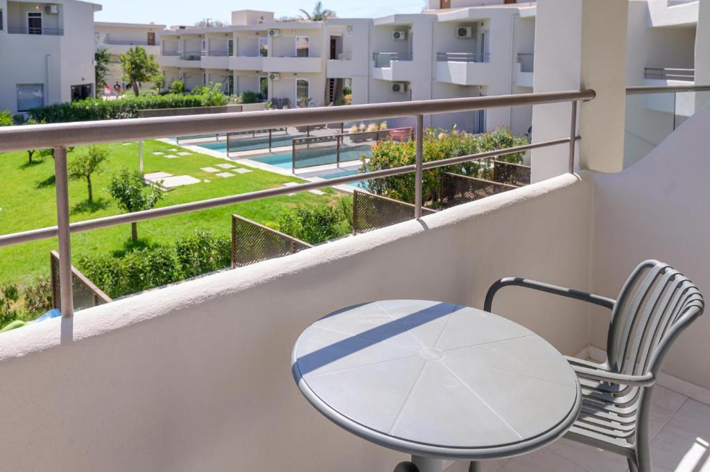 Zeus Hotels Ydoria Resort balkons ar skatu uz baseinu un dārzu