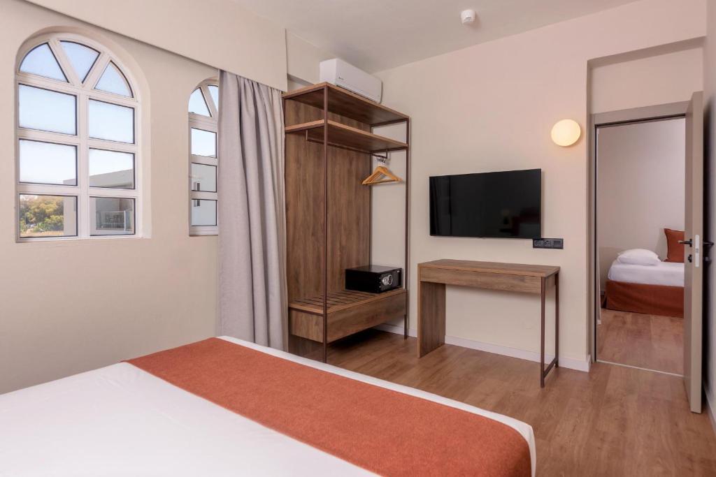 Mūsdienīgs numurs ar koka mēbelēm viesnīcā Zeus Hotels Ydoria Resort