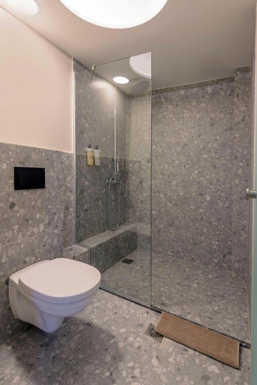 Mūsdienīgs vannas istabas interjers ar stikla dušu, Zeus Hotels Ydoria Resort