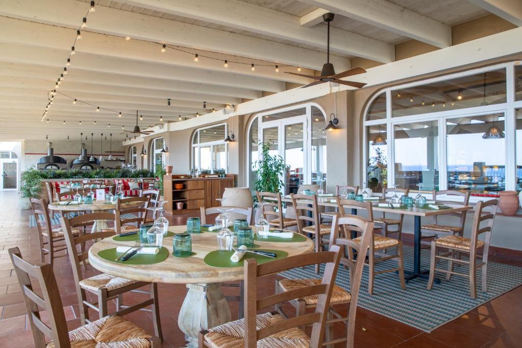 Mangia's Sardinia Resort restorāns ar skatu uz jūru