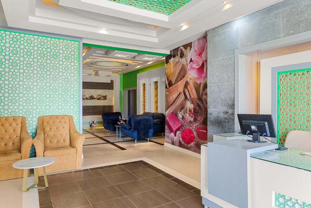 Viesnīcas Albatros Palace Resort moderna reģistratūra ar ērtām mēbelēm.