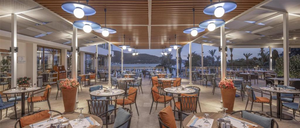 Restorāns ar terasi pie jūras DoubleTree by Hilton Bodrum Isil Club Resort