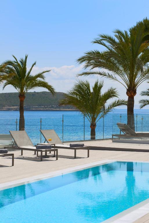 Peldbaseins ar saulessargiem un palmām, skats uz jūru un kalniem fona. Ideāla vieta relaksācijai un atpūtai.