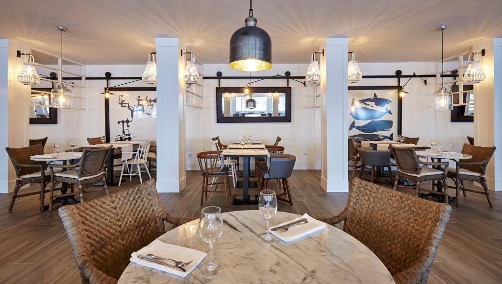 Mūsdienīgs restorāns ar elegantu interjeru, kurā ir koka mēbeles un stilīgas gaismas. Svaigas jūras tēmas akcenti piešķir atmosfēru un komfortu.