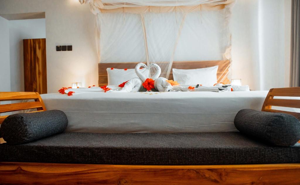 Romantisks numurs SBH Monica Zanzibar viesnīcā ar gulbju dekorācijām.