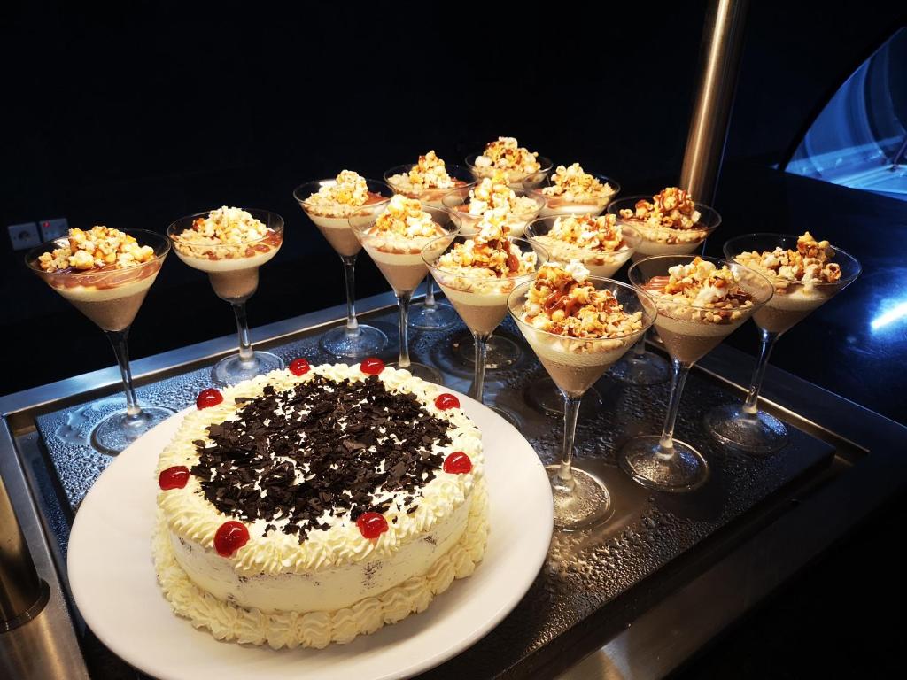 SBH Monica Zanzibar deserti ar krējuma un šokolādes dekorācijām