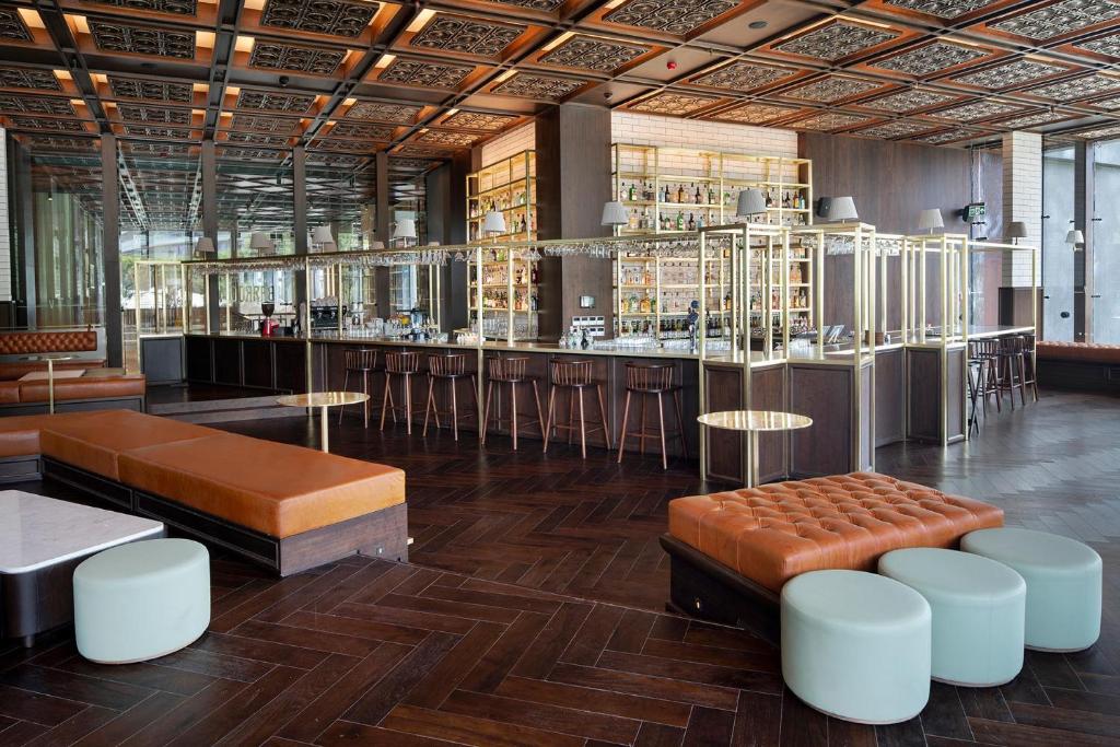 Viesnīcas Voyage Belek Golf & Spa bārs ar elegantu interjeru