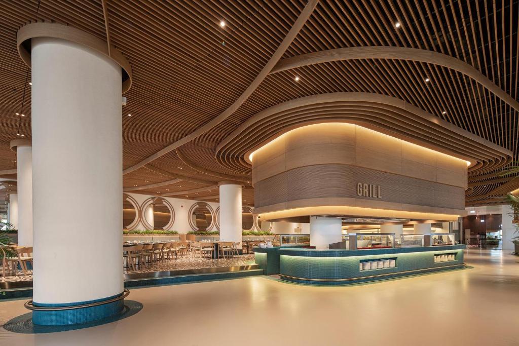 Restorāns GRILL viesnīcā Voyage Belek Golf & Spa ar modernu interjeru