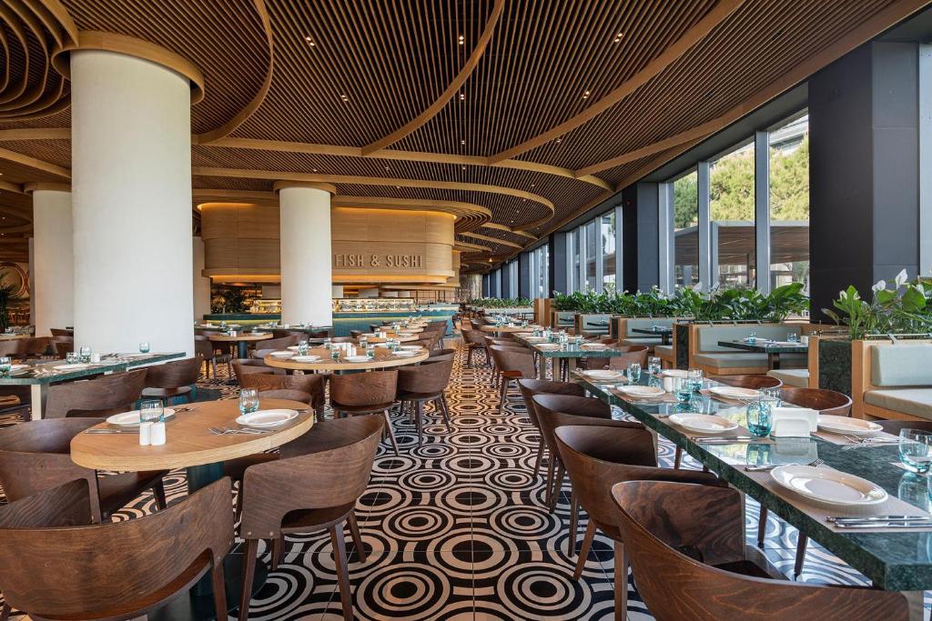 Mūsdienīgs restorāns Fish & Sushi viesnīcā Voyage Belek Golf & Spa.