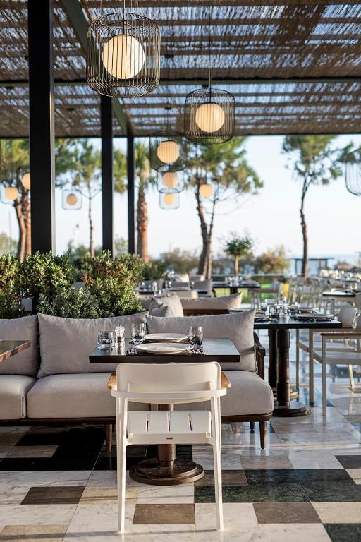 Eleganta terase ar skatu uz jūru viesnīcā Voyage Belek Golf & Spa.