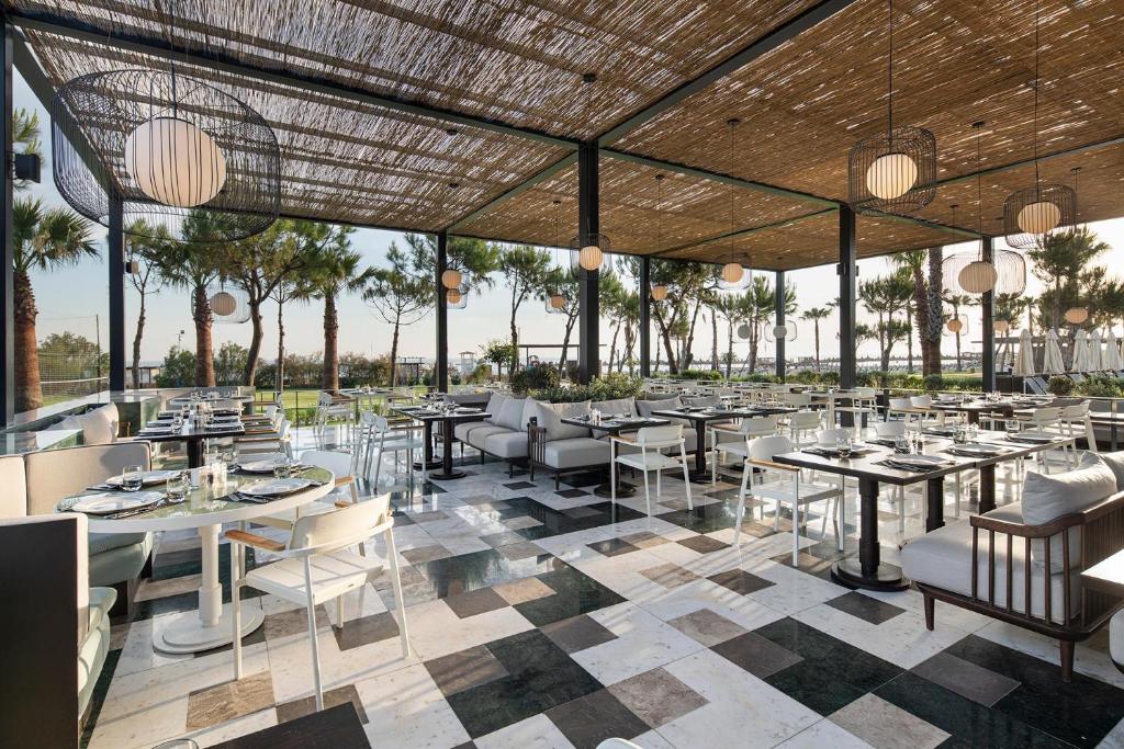 Moderns restorāns pie jūras ar elegantu iekārtojumu, Voyage Belek Golf & Spa