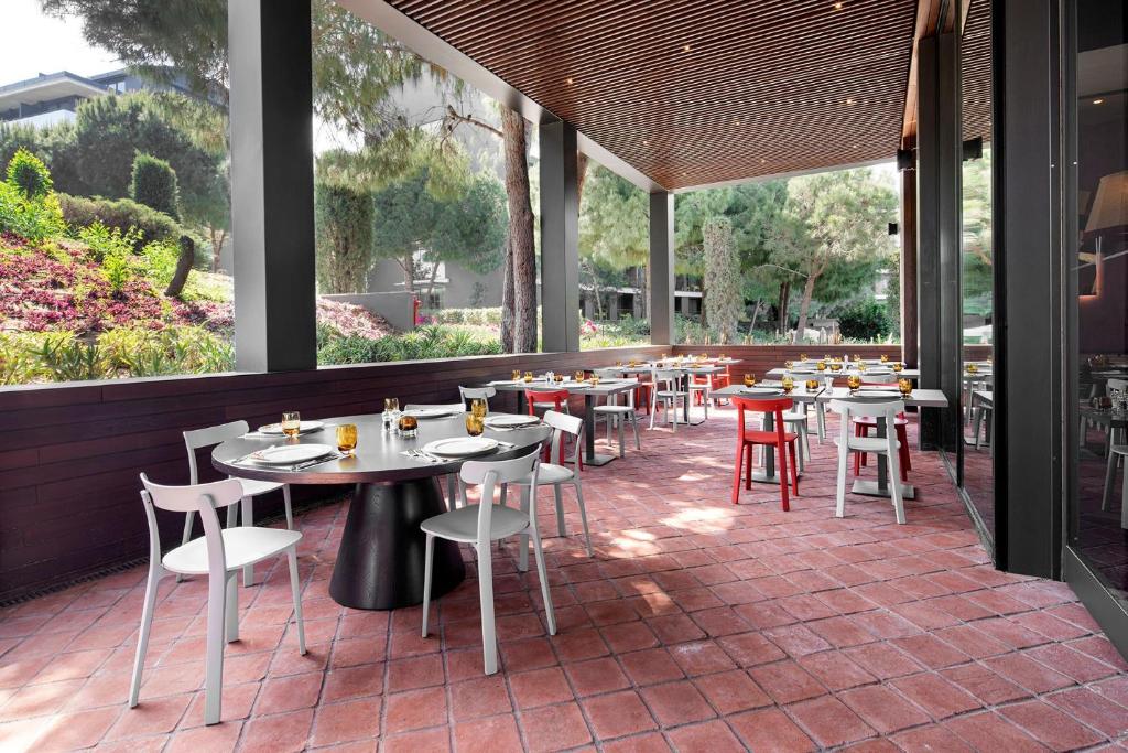 Āra restorāns pie viesnīcas Voyage Belek Golf & Spa ar daudziem galdiem.