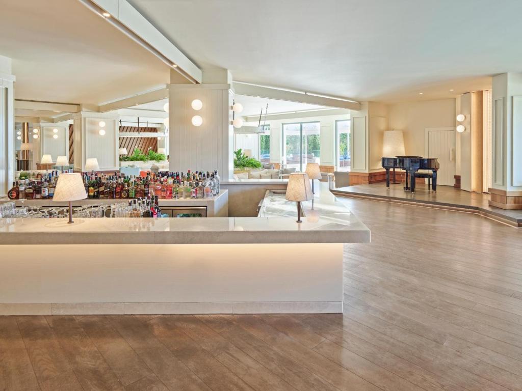 Viesnīcas Voyage Sorgun bārs ar plašu dzērienu izvēli un elegantu interjeru