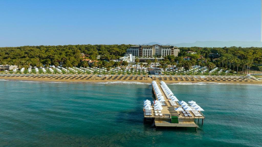 Pārskats uz pludmali un viesnīcu Voyage Sorgun piekrastē