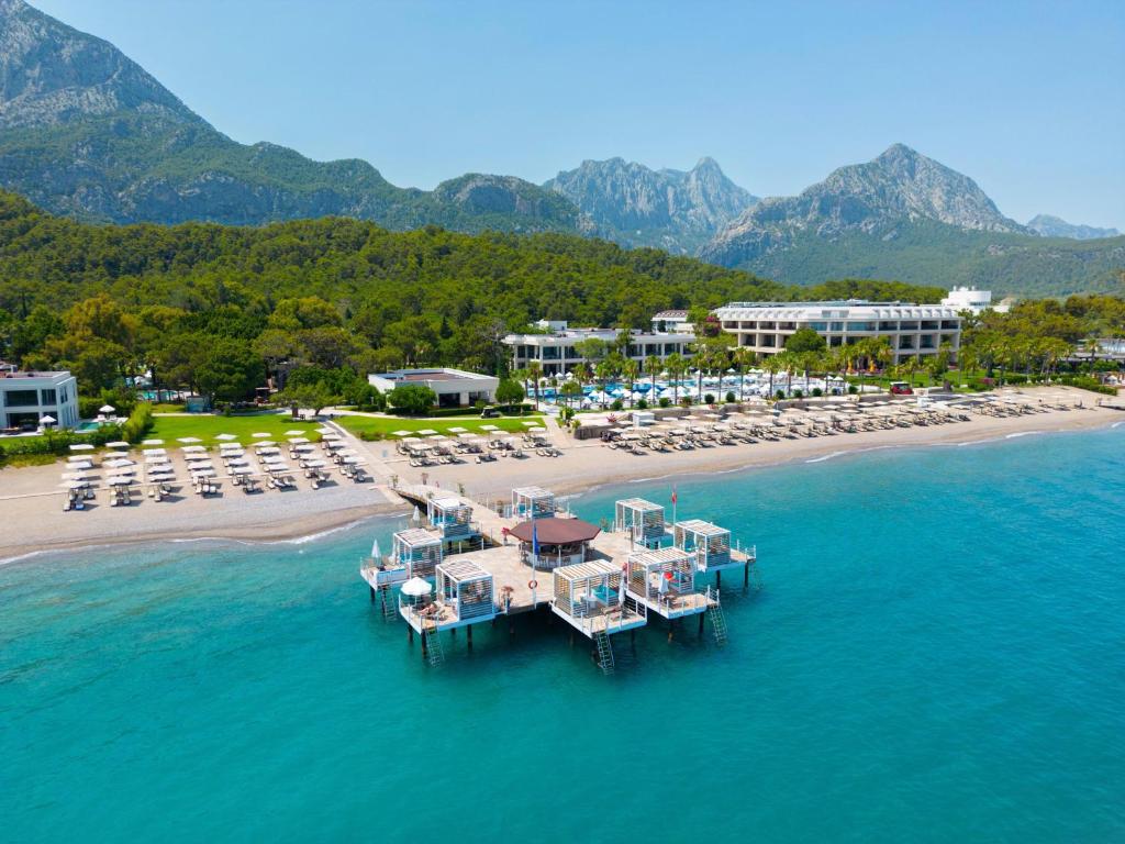 Sherwood Exclusive Kemer piekrastes skats ar viesnīcu un piestātni.