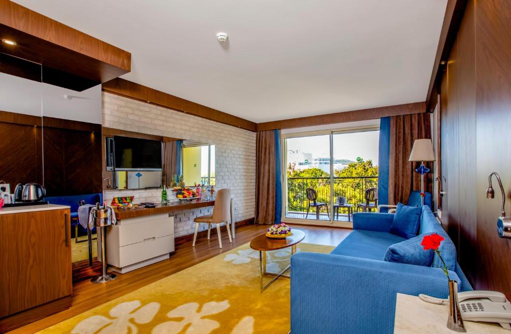 Moderns numurs ar balkonu un ērtu dīvānu Sherwood Exclusive Kemer