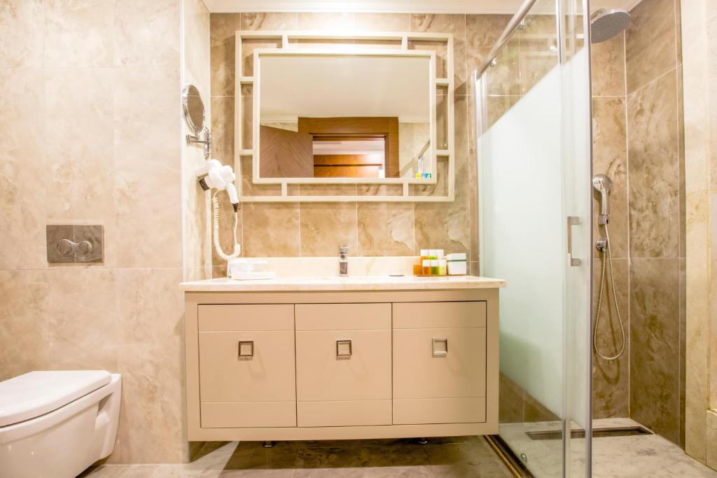 Mūsdienīgs vannas istabas interjers Sherwood Exclusive Kemer