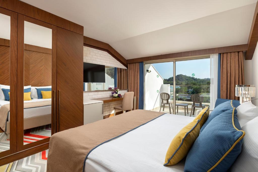 Mūsdienīgs numurs ar balkonu viesnīcā Sherwood Exclusive Kemer