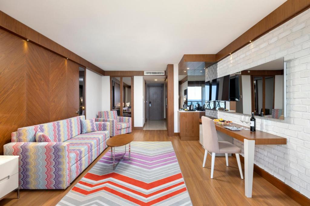 Mūsdienīgs numurs ar viesistabu un galdu Sherwood Exclusive Kemer.