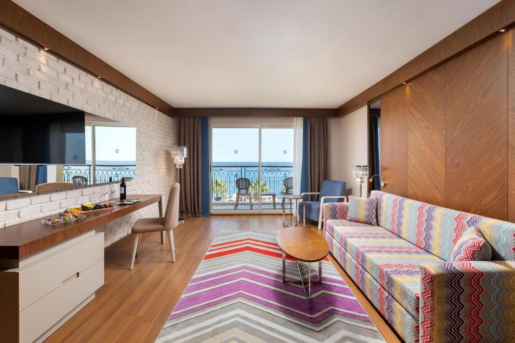 Moderns numurs ar skatu uz jūru viesnīcā Sherwood Exclusive Kemer.