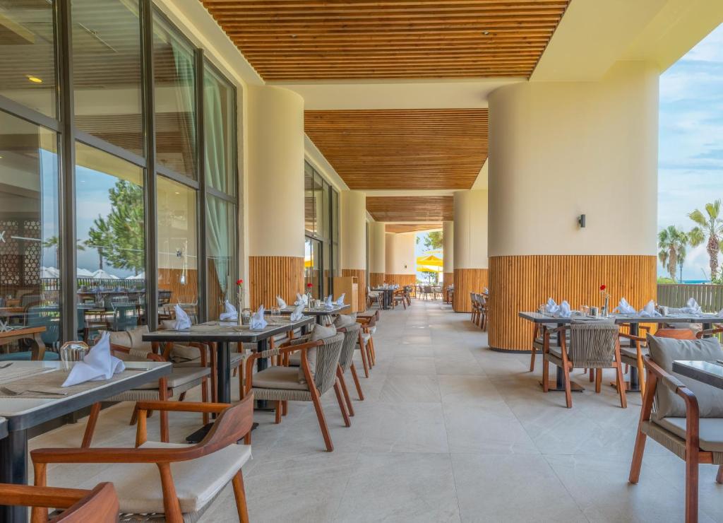 Restorāns piekrastē ar elegantiem galdiem Sherwood Exclusive Kemer