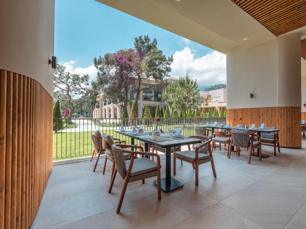 Āra restorāns pie Sherwood Exclusive Kemer ar dārza skatu